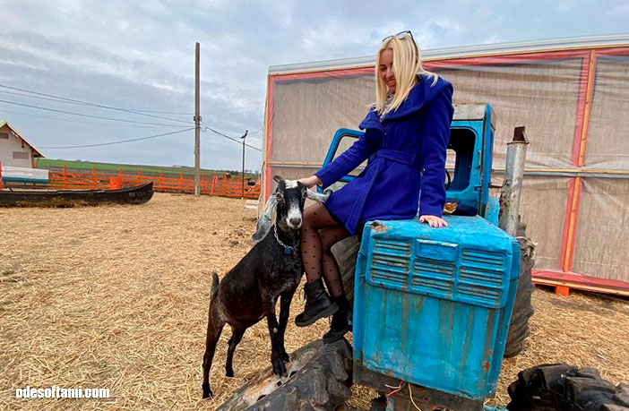 Аннушка Кушнерова и трактор позируют с козочкой из Кози та Матроси - odesoftami.com