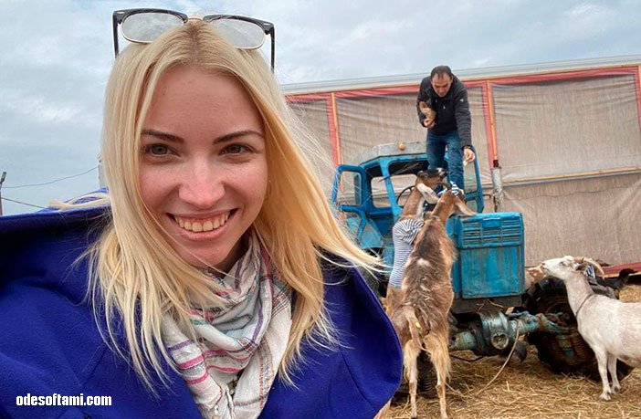 Аннушка Кушнерова хихикает с Денис Алексеенко пока тот на тракторе кормит козочек - ферма Козы и Матросы - odesoftami.com