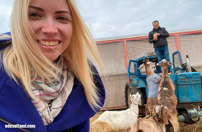 Пока Денис Алексеенко кормит коз с трактора Аня делает селфи - odesoftami.com