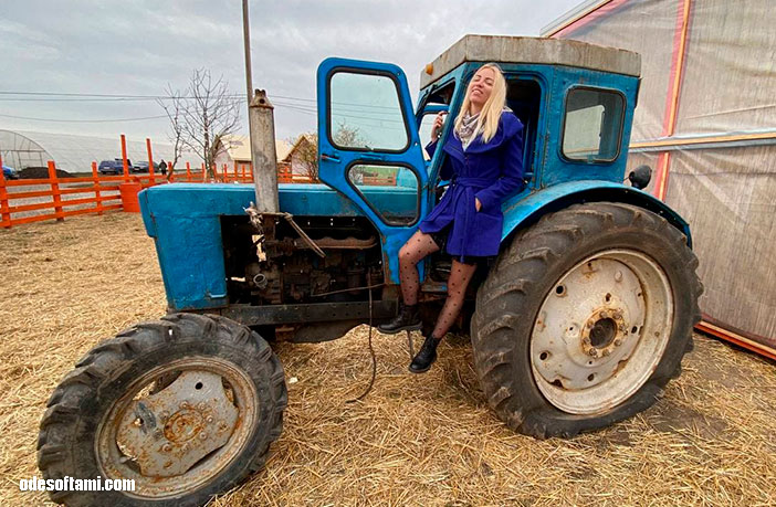 Аня Кушнерова катается на тракторе. Козья ферма Кози та Матроси - odesoftami.com