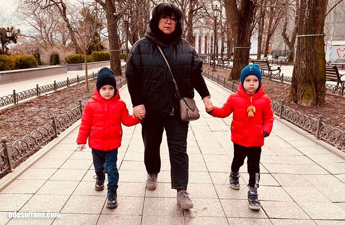 Татьяна Алексеенко с внуками Тамерланом и Даниилом гуляют по Приморскому бульвару в Одессе - odesoftami.com